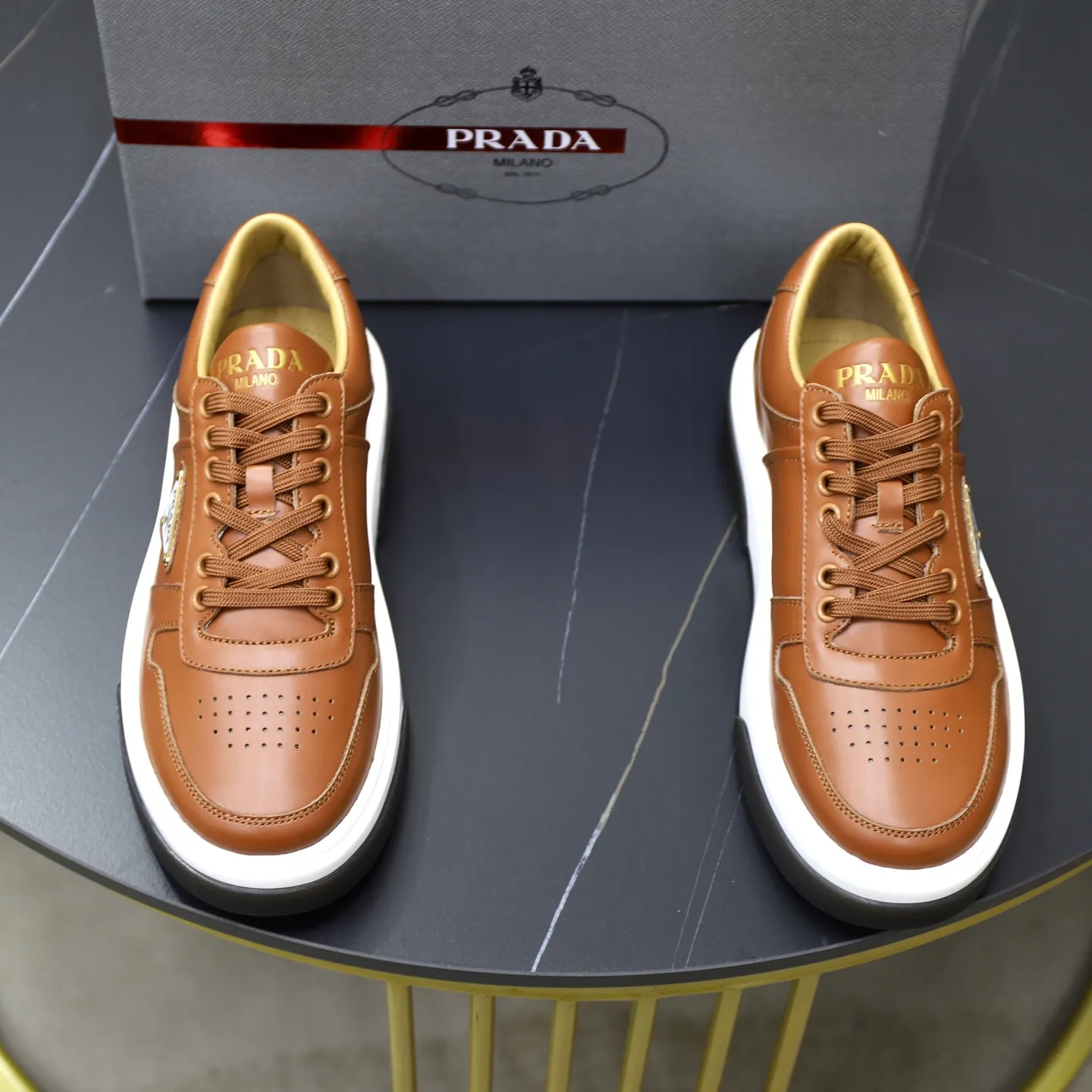 Factory price: 720💰Top original order Brand: PRADA (Prada) Standard code: Men's size 38/44 (45 can be customized) Grade: Same as the official website Material: Original cowhide stitching imported cowhide lining Original combination two-color wear-resistant soft outsole Style category: Leisure and sports version Young fashion European and American trend British style Color: Actual picture color